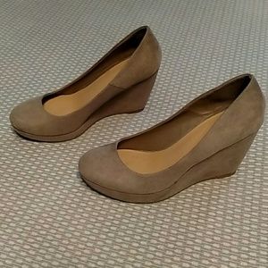 Wedge dress shoes in taupe